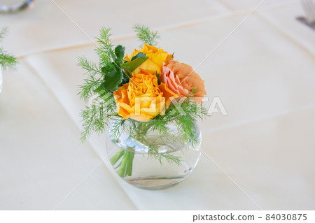 橙色和黃色玫瑰桌花 84030875