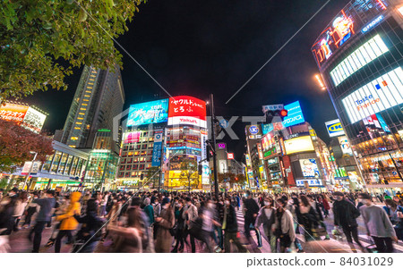 Tokyo cityscape in Japan A sign of the spread of infection again ... A crowded train with closed windows ... Shibuya is a threatening person = November 17th 84031029