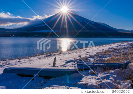 （山梨縣）雪妝從山中湖畔看到的鑽石富士 84032002