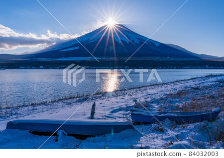 (Yamanashi Prefecture) Diamond Fuji seen from the shore of Lake Yamanaka with snow makeup 84032003