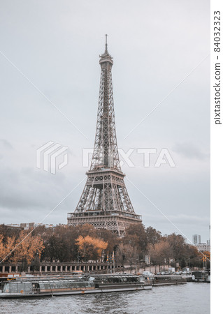 Autumn Eiffel Tower in Paris, near the River Seine 84032323