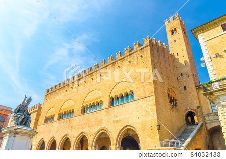 Palazzo dell'Arengo palace building with tower and Pope Paul V statue on Piazza Cavour square in old historical touristic city centre Rimini with blue sky background, Emilia-Romagna, Italy Palazzo dell'Arengo palace building with tower and Pope Paul V statue on Piazza Cavour square in old historical touristic city centre Rimini with blue sky background, Emilia-Romagna, Italy 84032488