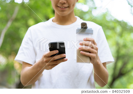 Protein smartphone young man 84032509