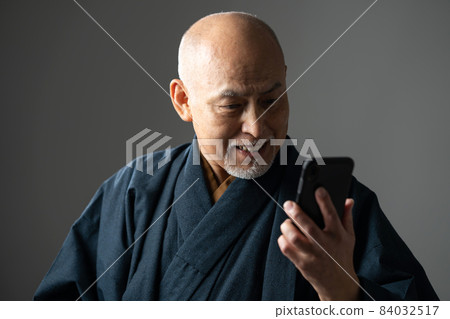 日式服裝老人和服智能手機 84032517