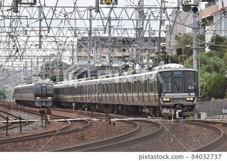 Double-tracked Tokaido Main Line, Special Rapid Service near Sakura Shukugawa 84032737