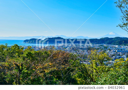 從鎌倉妙法寺乙宮古墓眺望美麗的富士山和大海 從鎌倉妙法寺乙宮古墓眺望美麗的富士山和大海 84032961