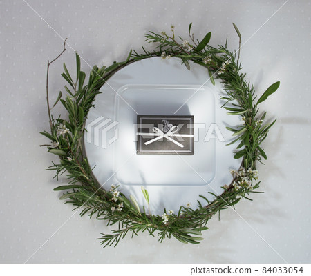 Flower wreath white plate and gift box 84033054
