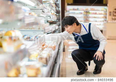 Foreign staff working at supermarkets and convenience stores Foreign staff working at supermarkets and convenience stores 84033496