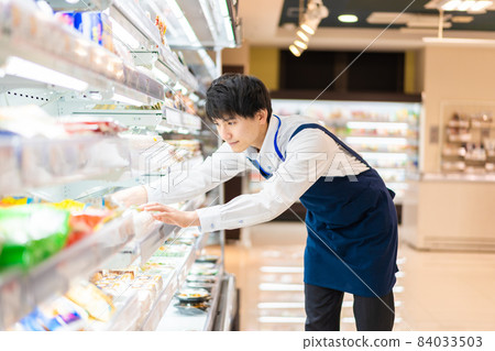 在食品超市工作的年輕員工 84033503