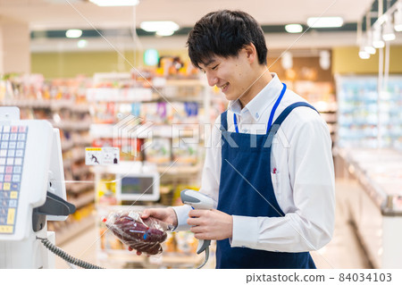 Staff at a grocery store 84034103