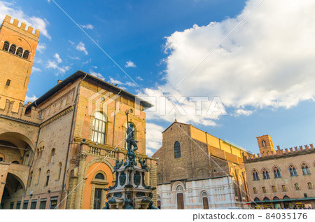 Neptune Fountain Fontana del Nettuno, Palazzo Re Enzo palace and Basilica di San Petronio church building 84035176