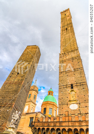 Two medieval towers of Bologna Le Due Torri: Asinelli and Garisenda and Chiesa di San Bartolomeo Gaetano church Two medieval towers of Bologna Le Due Torri: Asinelli and Garisenda and Chiesa di San Bartolomeo Gaetano church 84035207
