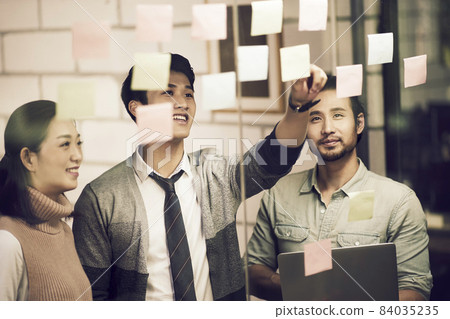 asian small company businesspeople young entrepreneurs meeing discussing in office using sticky note asian small company businesspeople young entrepreneurs meeing discussing in office using sticky note 84035235