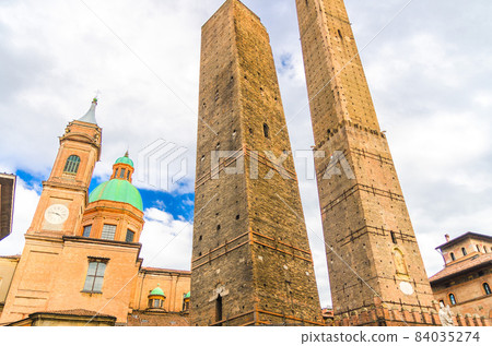 Two medieval towers of Bologna Le Due Torri: Asinelli and Garisenda and Chiesa di San Bartolomeo Gaetano church Two medieval towers of Bologna Le Due Torri: Asinelli and Garisenda and Chiesa di San Bartolomeo Gaetano church 84035274