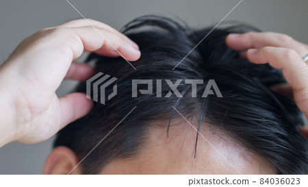 中年男子用蠟定頭髮 84036023