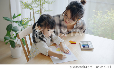 3歲的孩子和媽媽在家畫畫（育兒/育兒） 84036041