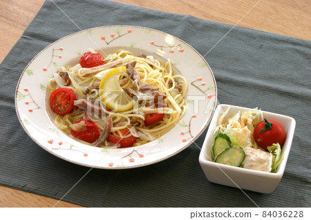 Pasta lunch bacon and cherry tomato spaghetti Hokkaido wheat 84036228
