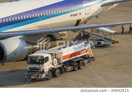 Airport scenery Refueling servicer 84042615