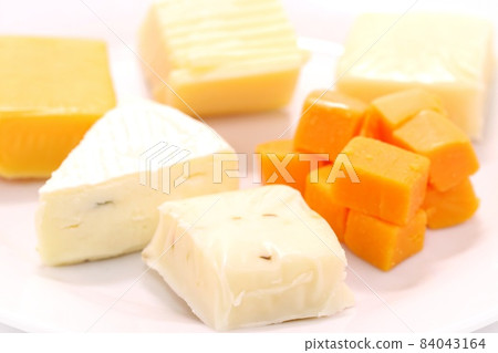 Various cheeses, cheddar, gouda, pepperjack, mimolette, cambozola 84043164