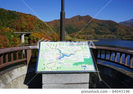 秋天的早川水壩風景 秋天的早川水壩風景 84043196