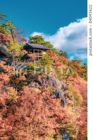 Yamadera in autumn colors Shakado (Yamagata City, Yamagata Prefecture) 84043422