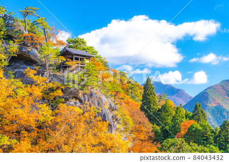 Yamadera in autumn colors Shakado (Yamagata City, Yamagata Prefecture) 84043432