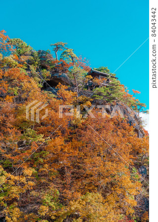 Yamadera in autumn colors Shakado (Yamagata City, Yamagata Prefecture) 84043442