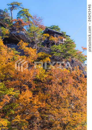 Yamadera in autumn colors Shakado (Yamagata City, Yamagata Prefecture) 84043446