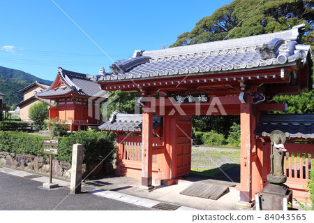 Karamon and memorial tower of Higashi-Kuizuka on the Sekigahara battlefield Karamon and memorial tower of Higashi-Kuizuka on the Sekigahara battlefield 84043565