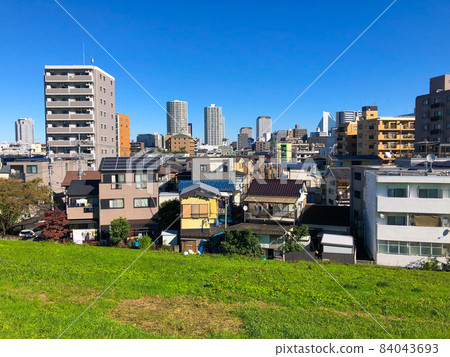 City seen from Arakawa embankment in Kawaguchi City, Saitama Prefecture 84043693