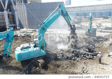 拆除大型重型機械的建築拆除工地 84043737
