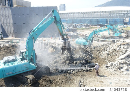拆除大型重型機械的建築拆除工地 84043738