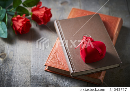 Heart-shaped jewelry case and rose flower Heart-shaped jewelry case and rose flower 84043757