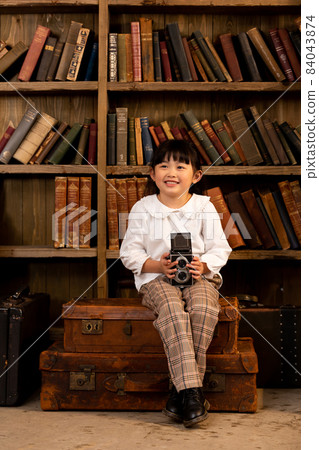 Girl with a twin-lens reflex camera 84043874