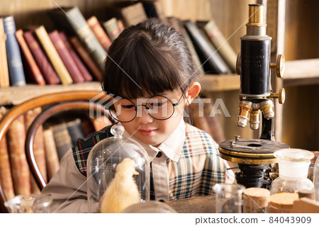 Girl studying and studying in an antique room 84043909