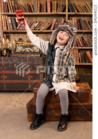 玩玩具的女孩復古帽子飛行員 玩玩具的女孩復古帽子飛行員 84044015