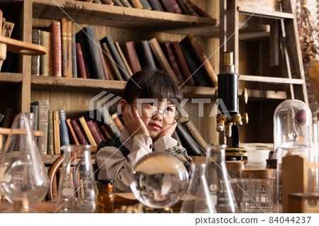 Girl studying and studying in an antique room 84044237