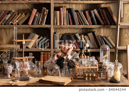在古色古香的房間裡學習和學習的女孩 84044244