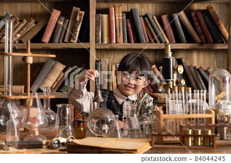 在古色古香的房間裡學習和學習的女孩 84044245