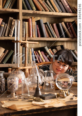 在古色古香的房間裡學習和學習的女孩 84044246