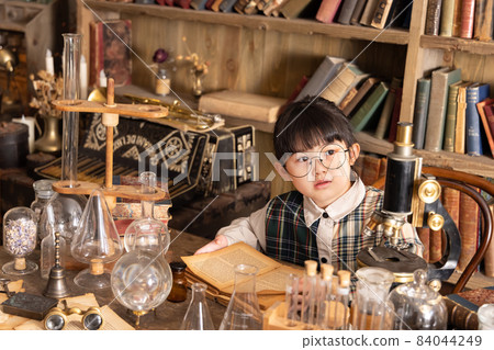 Girl studying and studying in an antique room 84044249
