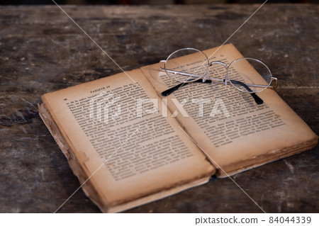 Antique glasses used books Antique glasses used books 84044339