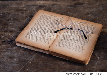 Antique glasses used books Antique glasses used books 84044340