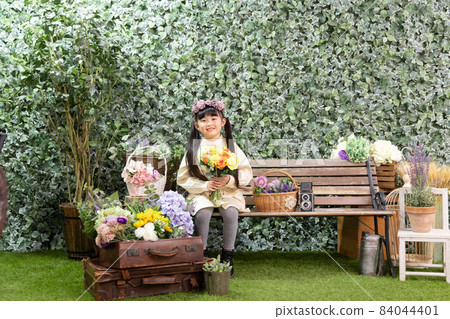 一個女孩坐在長椅上 一個女孩坐在長椅上 84044401