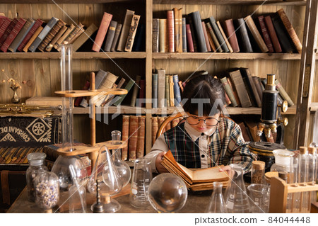 Girl studying and studying in an antique room 84044448