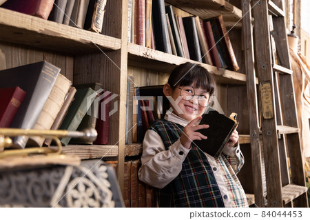 Girl studying and studying in an antique room 84044453