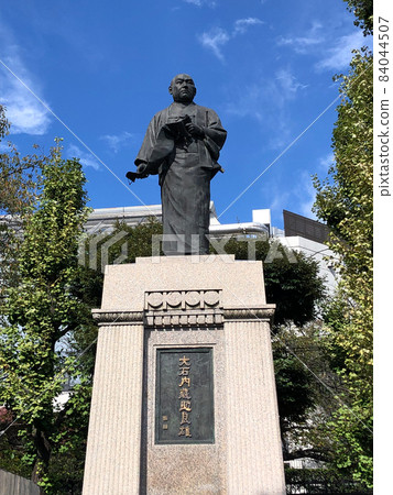 Oishi built-in auxiliary statue standing at Sengakuji Temple in Shinagawa, Tokyo Oishi built-in auxiliary statue standing at Sengakuji Temple in Shinagawa, Tokyo 84044507