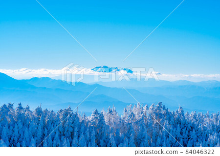 【冬季素材】從北橫嶽山頂眺望禦嶽山【長野縣】 【冬季素材】從北橫嶽山頂眺望禦嶽山【長野縣】 84046322