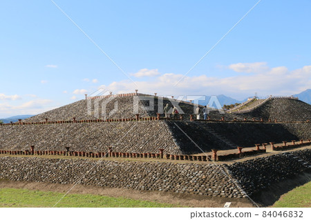 Yahatazuka Kofun restored to its original appearance 1500 years ago 84046832