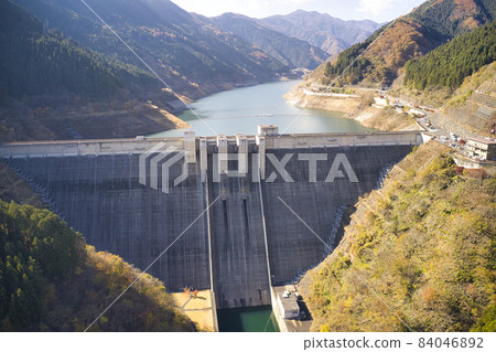 埼玉縣秩父市雄偉的瀧澤大壩和美麗的奧秩父紅葉湖(無人機鳥瞰) 埼玉縣秩父市雄偉的瀧澤大壩和美麗的奧秩父紅葉湖(無人機鳥瞰) 84046892